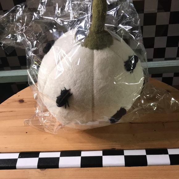 Pottery Barn kids Exclusive Handmade Wool Felt White Pumpkin with Spiders 🕷🎃 - Picture 10 of 14